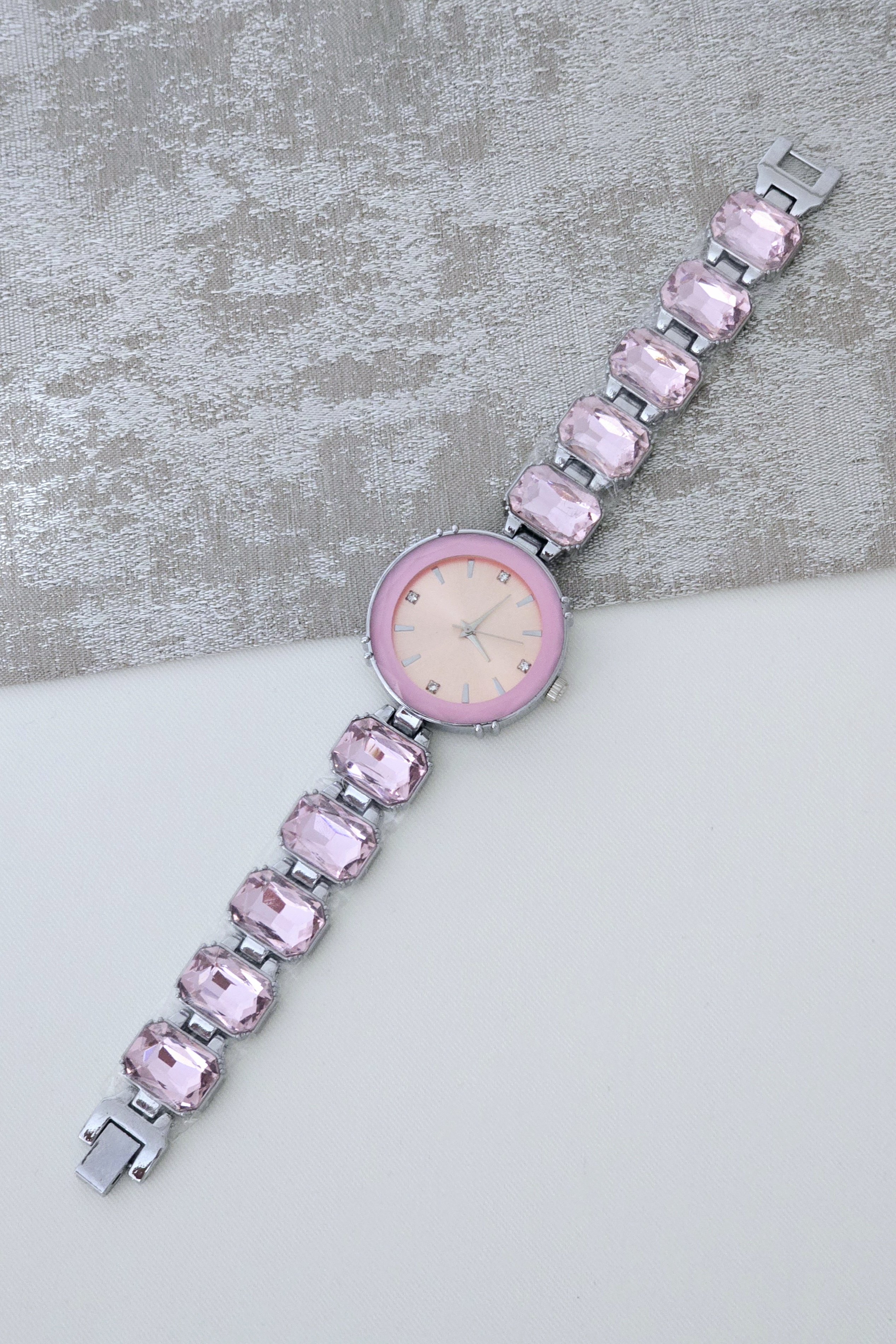 Pembe Taşlı Saat